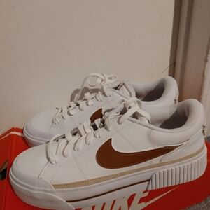 BRAND NEW NIKE COURT CASUAL SHOES LADIES SIZE 10